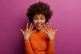 Πως να ξεβάψω το ημιμόνιμο μανικιούρ; (7 steps) - LadiesWorld.gr