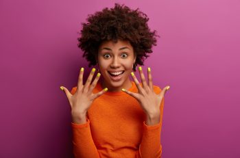 Πως να ξεβάψω το ημιμόνιμο μανικιούρ; (7 steps) - LadiesWorld.gr
